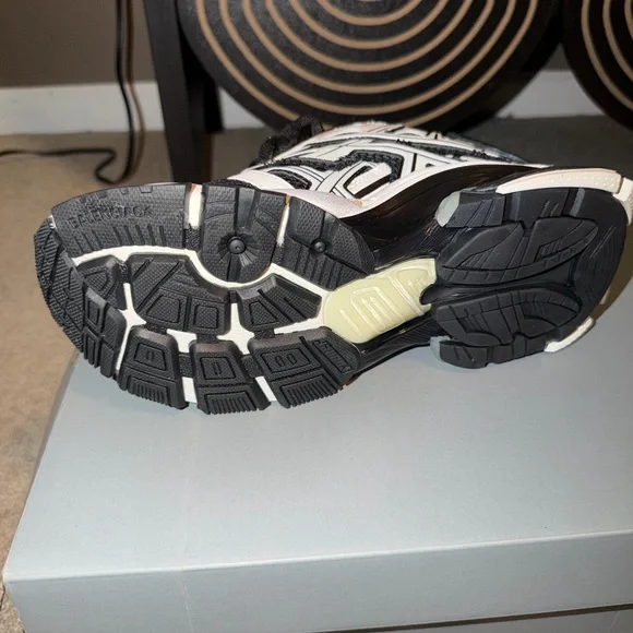 Black and White Women's Sneakers - Picture 5 of 5